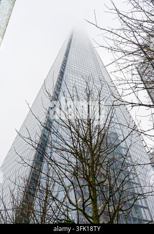 The Shard, London, an einem nebligen Tag mit der Spitze im Nebel verhüllt; hoher moderner Glaskoloss Stockfoto