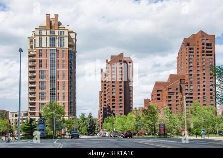 CALGARY, KANADA - 03. JULI 2023: Ein malerischer urbaner Blick auf hoch aufragende Backstein- und Steinluxus-Wohnhochhäuser, darunter Eau Claire Estate Stockfoto