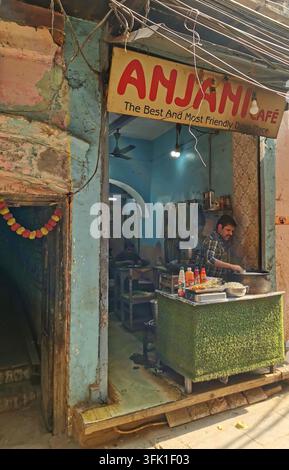 VARANASI, INDIEN - 23. JANUAR 2026: Lebensmittelhändler bereitet Dosa in einem kleinen Café in den historischen Gassen von Varanasi zu. Stockfoto