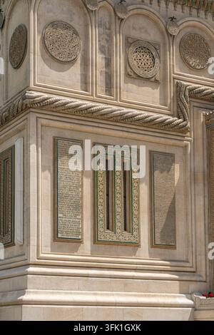 Architektonisches Detail der Manastirea Curtea de Arges mit Relief und Steinschnitzerei Stockfoto