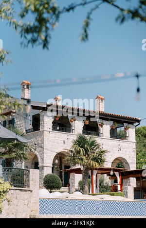 Rustikale Steinvilla mit Pool in Montenegro an einem sonnigen Tag Stockfoto