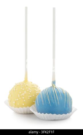 Zwei leckere Kuchen-Pops isoliert auf weiß Stockfoto
