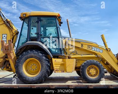 Die Kabine eines John Deere 310G Baggerladers auf einem Anhänger in Utah, USA Stockfoto