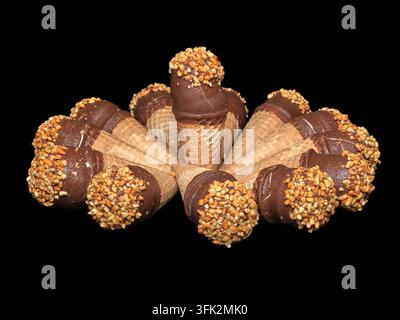 21. September 2024, Palm Springs, Kalifornien, USA: Schokoladenüberzogene Eisbecher, die mit gehackten Erdnüssen belegt sind, ein in der amerikanischen Esskultur weit verbreiteter gefrorener Dessertstil. Eis in essbaren Bechern wurde in den Vereinigten Staaten Anfang des 20. Jahrhunderts beliebt, während später schokoladenüberzogene Becherarten Eis, Waffelbecher, Schokolade und Nüsse zu einem praktischen Handheld-Dessert kombinierten. Gefrorene Neuheitsbecher sind nach wie vor ein vertrauter Bestandteil der Tiefkühlregale in Supermärkten, Gemischtwarenläden und örtlichen Eisdielen und repräsentieren die langjährige Beliebtheit von einzeln verpackten Stockfoto