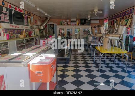 Das Innere der Eisdiele von Hought, mit auf Tischen gestapelten Stühlen, in La Grande, Oregon, USA Stockfoto