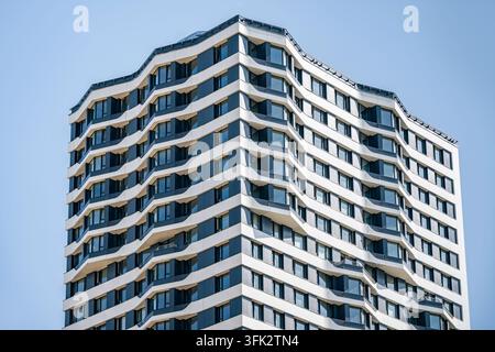 Moderne Wohnanlage vor blauem Himmel Stockfoto