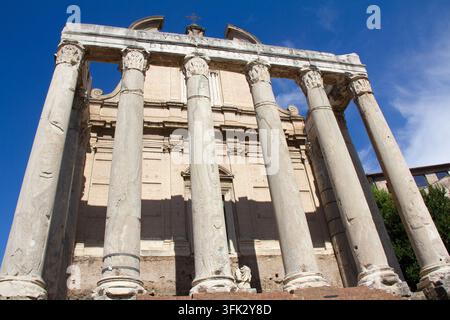 Tempel des Antoninus und Faustina (Tempio di Antonino e Faustina) im Römischen Forum in Rom, Italien Stockfoto