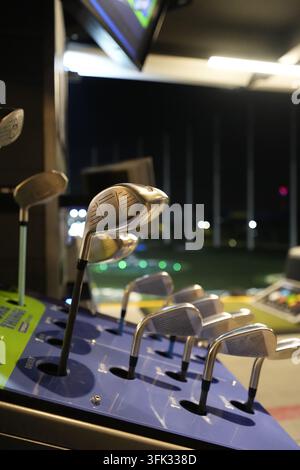 Golfschläger in einem Schlägerregal an einer Topgolf-Schießstandbucht in Bangkok, Thailand. 6. September 2024. Stockfoto