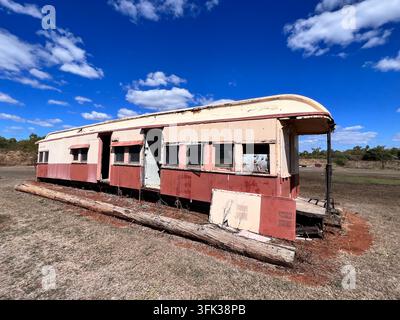 Verlassenes altes australisches Zugabteil im Outback von Queensland, Australien. Stockfoto