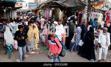 Straßenmarkt in Varanasi, Indien Stockfoto