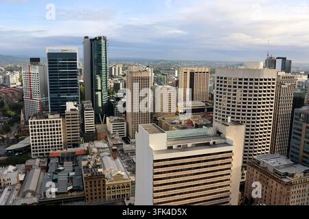 Eine erhöhte Hochwinkelaufnahme, die über die dichten Bürotürme und Wolkenkratzer des CBD von Brisbane in Queensland, Australien, hinunterblickt Stockfoto