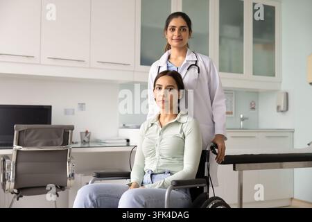 Porträt einer jungen Frau im Rollstuhl und Physiotherapeutin Stockfoto