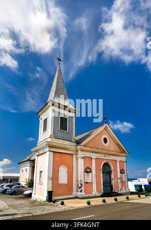Die historische Kirche Saint Catherine von Alexandria, eine bezaubernde rosa und weiße Kirche unter einem blauen Himmel in Grand Riviere, Martinique Stockfoto