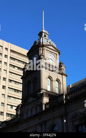 Der historische Sandstein-Uhrturm des Central Railway Station vor einem klaren blauen Himmel in Brisbane, Queensland, Australien Stockfoto