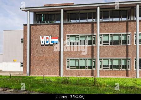 Helmond, Niederlande – 19. September 2026: VDL-Firmenlogo auf der modernen Ziegelverkleidung eines Firmengebäudes oder einer Fabrik. Stockfoto