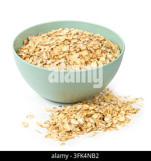 Rohes Hafermehl auf einem Teller vor weißem Hintergrund. Getreide zur Zubereitung von köstlichem und gesundem Haferbrei. Stockfoto