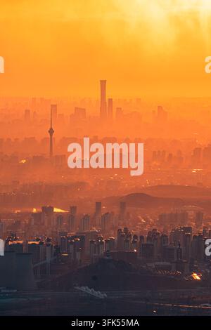 Vertikale Panoramansicht der Stadt bei Sonnenuntergang Stockfoto