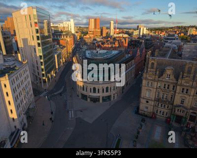 Luftbild des majestätischen Gebäudes am Leeds City Square im Morgenlicht Stockfoto