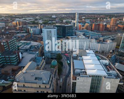 Luftbild des Stadtzentrums von Leeds und der städtischen Skyline bei Sonnenaufgang Stockfoto