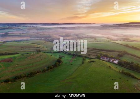Uploders, Dorset, UK. 23. September 2026. UK-Wetter: Nebel bildet sich in den Tälern bei Sonnenaufgang in Uploders in Dorset während der Tagundnachtgleiche im Herbst. Bildnachweis: Graham Hunt/Alamy Live News Stockfoto