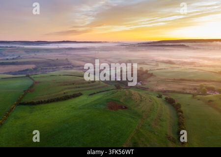 Uploders, Dorset, UK. 23. September 2026. UK-Wetter: Nebel bildet sich in den Tälern bei Sonnenaufgang in Uploders in Dorset während der Tagundnachtgleiche im Herbst. Bildnachweis: Graham Hunt/Alamy Live News Stockfoto