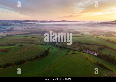Uploders, Dorset, UK. 23. September 2026. UK-Wetter: Nebel bildet sich in den Tälern bei Sonnenaufgang in Uploders in Dorset während der Tagundnachtgleiche im Herbst. Bildnachweis: Graham Hunt/Alamy Live News Stockfoto