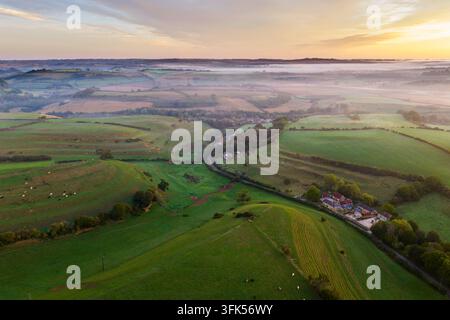 Uploders, Dorset, UK. 23. September 2026. UK-Wetter: Nebel bildet sich in den Tälern bei Sonnenaufgang in Uploders in Dorset während der Tagundnachtgleiche im Herbst. Bildnachweis: Graham Hunt/Alamy Live News Stockfoto