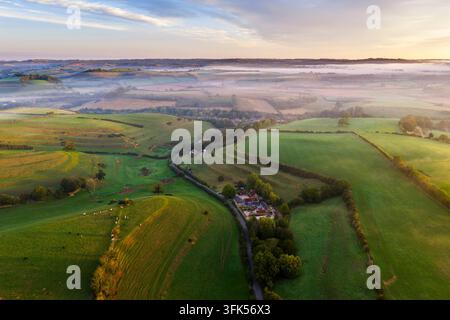 Uploders, Dorset, UK. 23. September 2026. UK-Wetter: Nebel bildet sich in den Tälern bei Sonnenaufgang in Uploders in Dorset während der Tagundnachtgleiche im Herbst. Bildnachweis: Graham Hunt/Alamy Live News Stockfoto