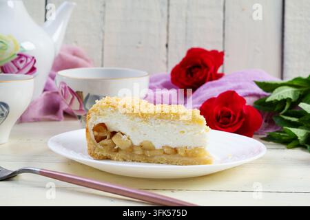 Frisch gebackener Apfelkuchen mit glatter Soufflé-Creme-Topping. Gebackenes Dessert mit Äpfeln und einer leichten cremigen Textur Stockfoto