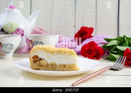 Frisch gebackener Apfelkuchen mit glatter Soufflé-Creme-Topping. Gebackenes Dessert mit Äpfeln und einer leichten cremigen Textur Stockfoto