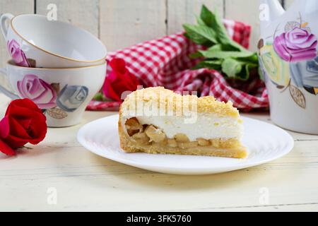 Frisch gebackener Apfelkuchen mit glatter Soufflé-Creme-Topping. Gebackenes Dessert mit Äpfeln und einer leichten cremigen Textur Stockfoto