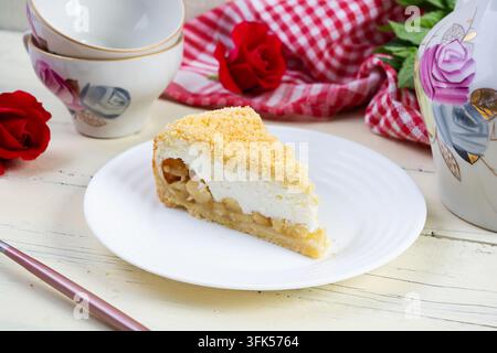 Frisch gebackener Apfelkuchen mit glatter Soufflé-Creme-Topping. Gebackenes Dessert mit Äpfeln und einer leichten cremigen Textur Stockfoto