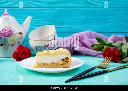 Frisch gebackener Apfelkuchen mit glatter Soufflé-Creme-Topping. Gebackenes Dessert mit Äpfeln und einer leichten cremigen Textur Stockfoto