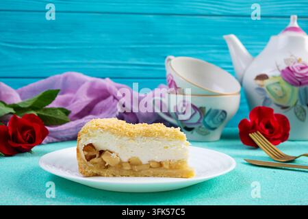 Frisch gebackener Apfelkuchen mit glatter Soufflé-Creme-Topping. Gebackenes Dessert mit Äpfeln und einer leichten cremigen Textur Stockfoto