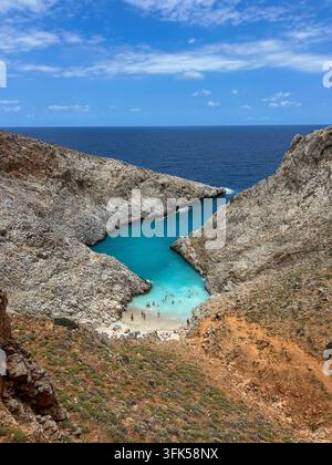 Atemberaubender Luftbildblick auf Seitan Limania, eine versteckte türkisfarbene Bucht, umgeben von dramatischen Kalksteinklippen auf Kreta, Griechenland. Stockfoto
