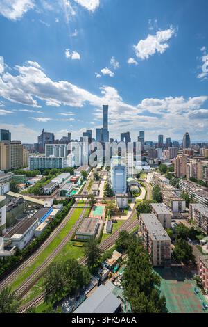 Luftbild mit vertikaler Aufnahme des CITIC-Turms im Beijing CBD mit blauem Himmel und weißen Wolken, städtlicher Stadt-Hintergrund Stockfoto