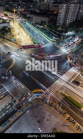 Vertikale Aufnahme von sich kreuzenden Lichtspuren an der Kreuzung Dongdaqiao in Peking Stockfoto