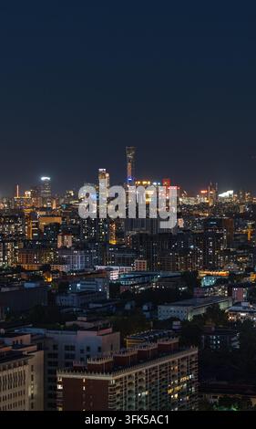 Vertikale Aufnahme der Stadt Skyline von Peking bei Nacht Stockfoto
