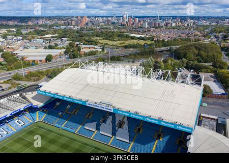 Luftbild über den Elland-Road-Jack-Charlton-Stand und die Skyline von Leeds Stockfoto