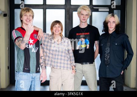 Die Band Leftovers am Dienstag, dem 25. August 2026, während eines Interviews mit der APA – Austria Presseagentur in Wien, Österreich. (von links) Leon Eder, Anna Grobauer, Alexander Waismayer, Leonid Sushon, Stockfoto