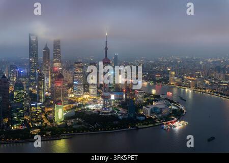 Luftbildnachtansicht des beleuchteten Oriental Pearl Tower und der Finanzskyline von Shanghai Lujiazui Stockfoto