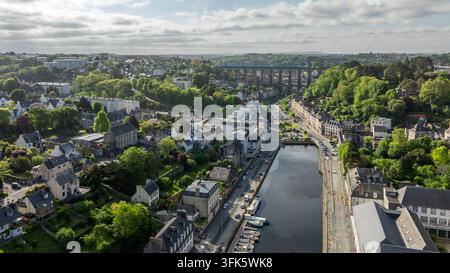 Morlaix (Bretagne, Nordwestfrankreich): Luftaufnahme der Stadt und des Hafens am Fluss Morlaix. Im Vordergrund rechts, das Wissenschaftszentrum Stockfoto