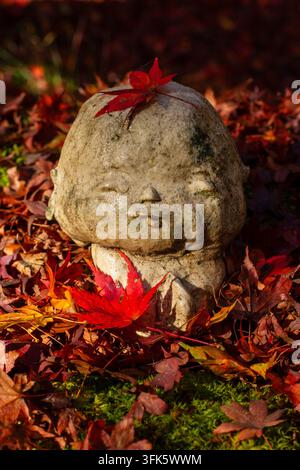 Winzige Jizo-Statue im buddhistischen Tempel Sanzen-in in Kyoto während der Rotblattsaison Stockfoto