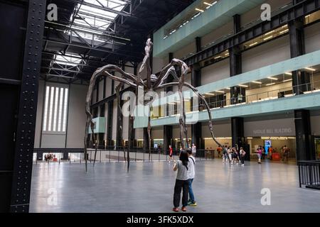 England, London, Bankside, Southwark: Turbinenhalle der Tate Modern Kunstgalerie, zeitgenössische Kunst, mit Louise Bourgeois' riesiger Spinnenskulptur Stockfoto