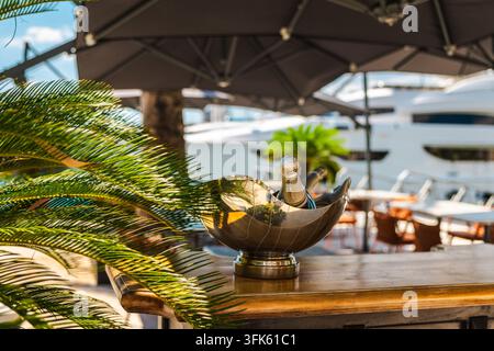 Champagnerflasche im Eisbehälter auf einer Uferterrasse in Tivat, Montenegro Stockfoto