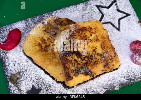 Toast mit Ei und Zucker wie in der Kindheit im Winter auf dem Weihnachtsmarkt Stockfoto
