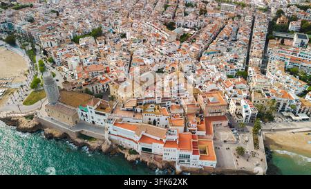 Luftaufnahme von Sant Bartomeu und Santa Tecla Kirche an der Küste von Sitges Stockfoto