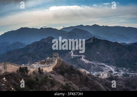 Fernblick auf die majestätische Chinesische Mauer in Peking Stockfoto