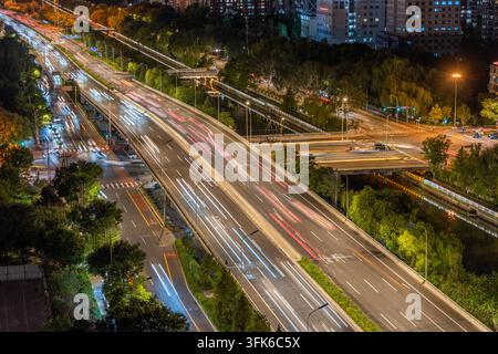 Lichtspuren vom Verkehr auf der Viaduktbrücke bei Nacht Stockfoto
