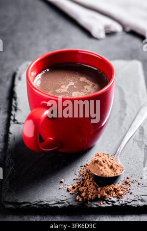 Schokoladengetränk in einer Tasse auf Holztablett Stockfoto